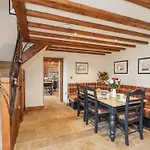 Chestnut Barn * ويتبي