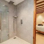 Chestnut Barn * ويتبي